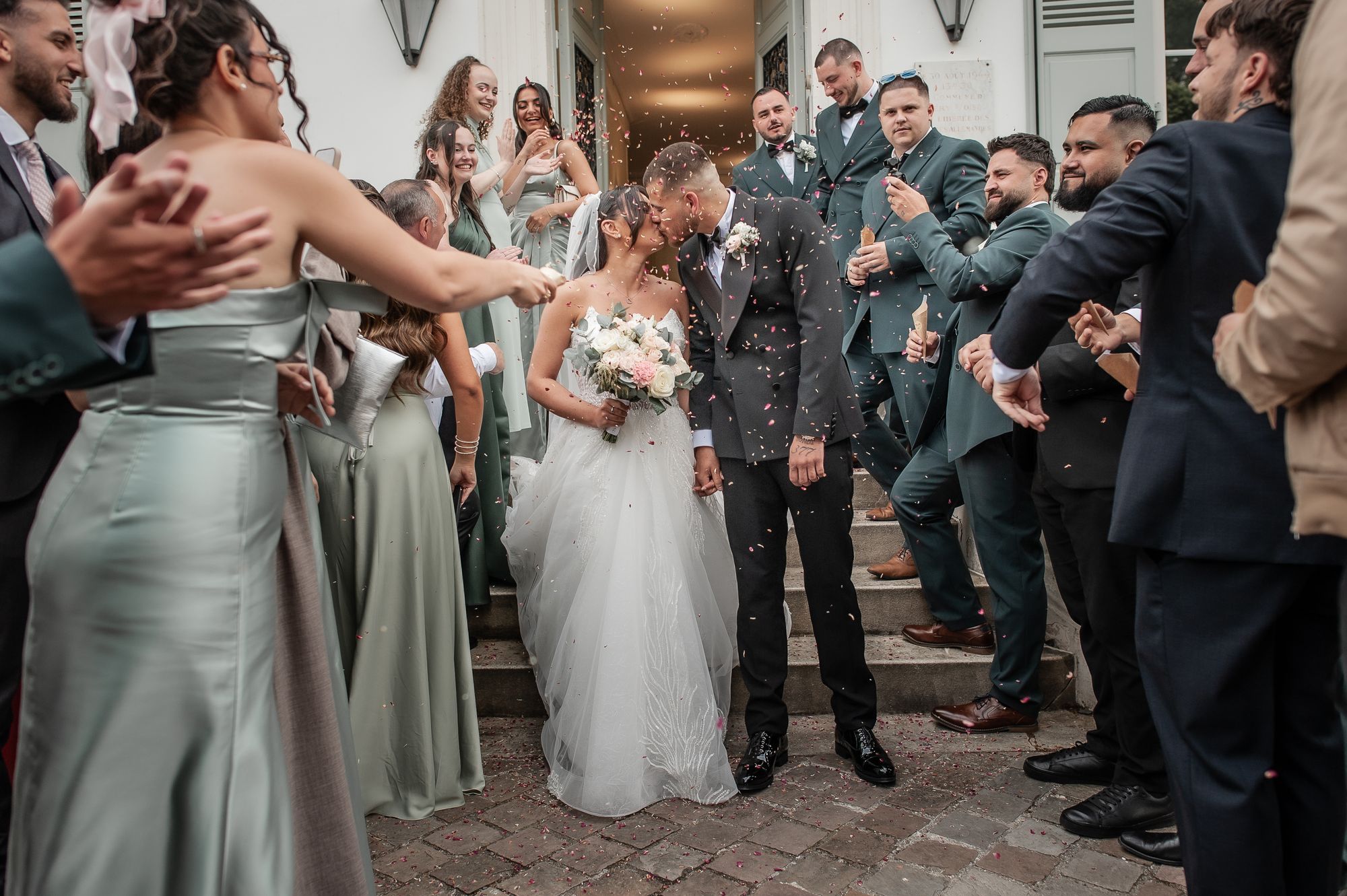 Mariage — sortie sous la pluie de confettis