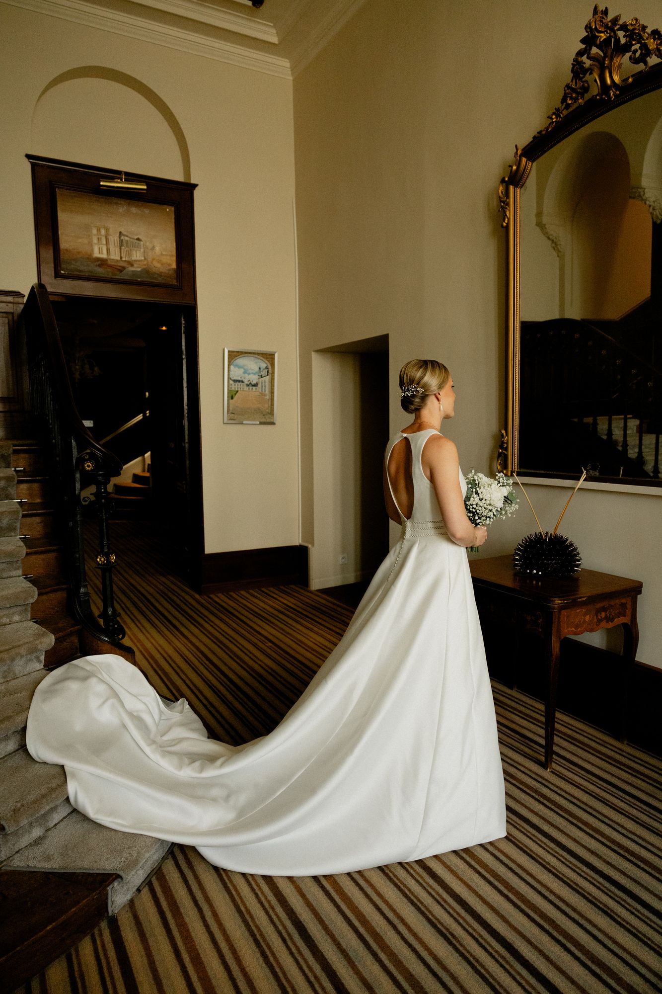 Mariée de dos dans un couloir élégant